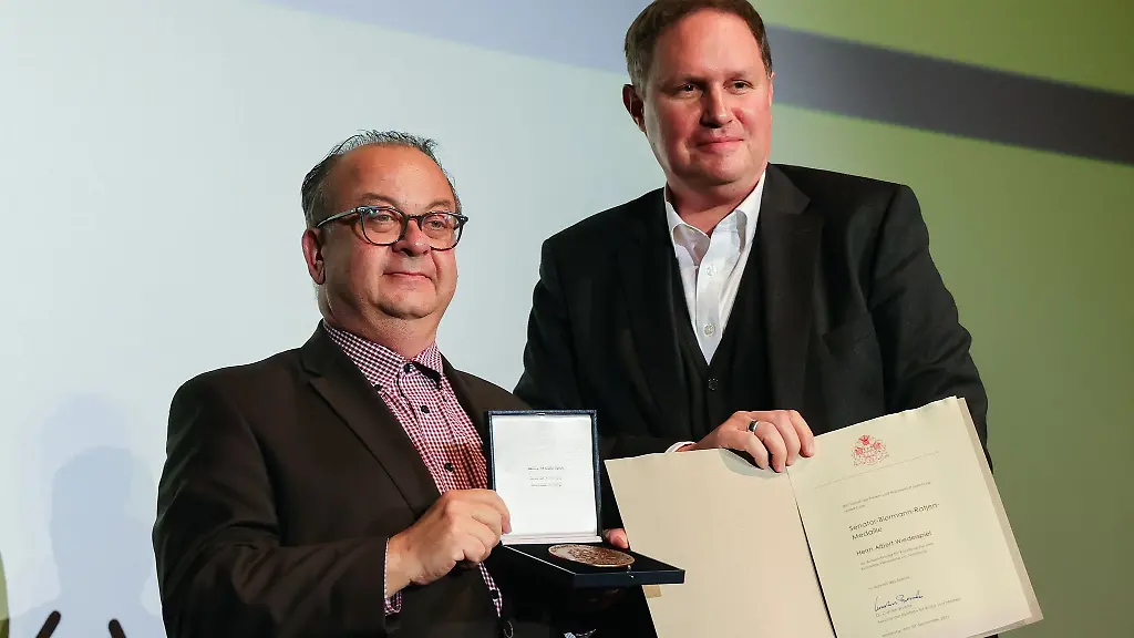 Der-Hamburger-Senat-verleiht-kuenftig-anstelle-der-Senator-Biermann-Ratjen-Medaille-die-Medaille-fuer-Kunst-und-Kultur-in-Hamburg-2021-wurde-Filmfestleiter-Albert-Wiederspiel-l-von-Hamburgs-Kultursenator-Carsten-Brosda-geehrt