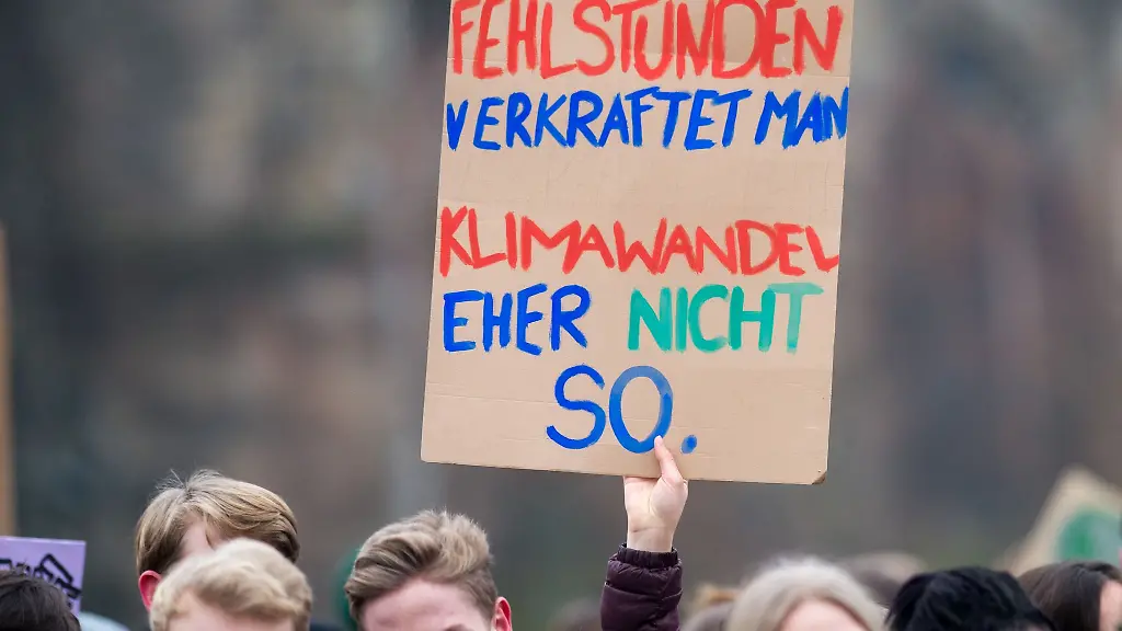Jugendliche-in-Sachsen-Anhalt-wuenschen-sich-laut-neuem-Kinder-und-Jugendbericht-mehr-Mitsprache-und-bessere-Freizeitangebote