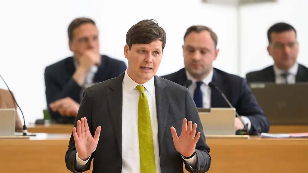 Kultusminister-Conrad-Clemens-CDU-hat-die-neue-Lehrerbedarfsprognose-vorgestellt