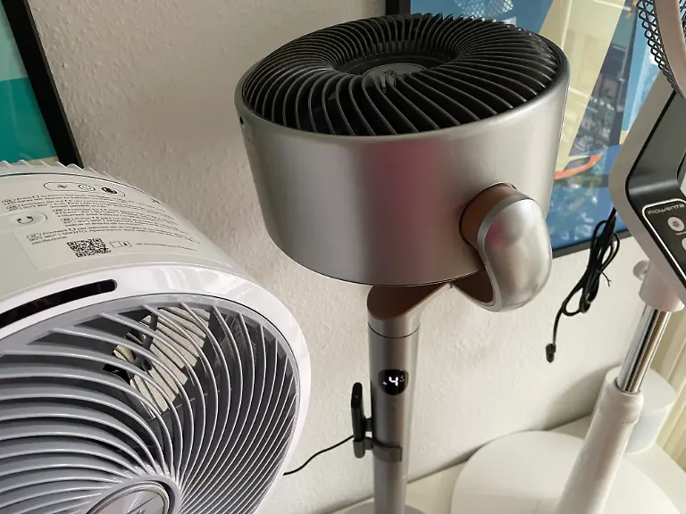 Der-Dreo-TurboPoly-Fan-508S-verteilt-die-Luft-per-3D-Oszillation-horizontal-und-vertikal-im-Raum