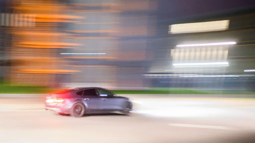 Ein-24-Jaehriger-soll-vor-der-Polizei-gefluechtet-und-dabei-mehrmals-mehr-als-200-km-h-gefahren-sein