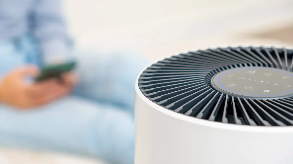 Luftreiniger-befreien-die-Raumluft-von-Staubpartikeln-Pollen-und-Geruechen