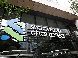 Finanzziele vorgezogen: Großbank Standard Chartered ersetzt Tausende Jobs durch KI