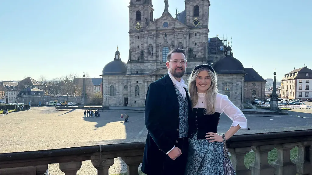 Das-Hessentagspaar-2026-Max-und-Vera-Dudyka-posiert-in-seiner-Heimatstadt-Fulda-vor-dem-Dom