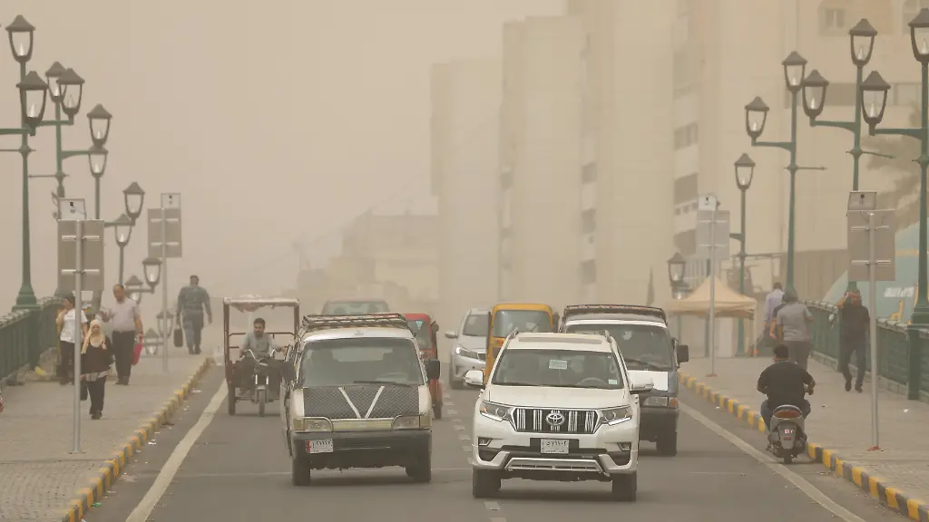 Autos-waehrend-eines-Sandsturms-in-Bagdad