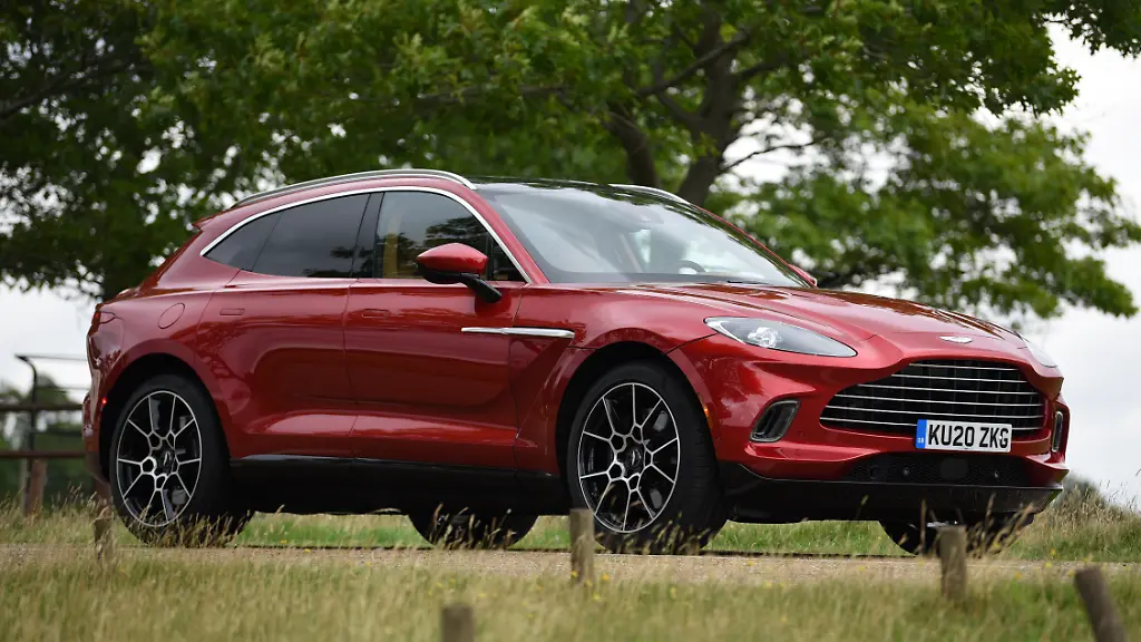 Aston-Martin-DBX-3