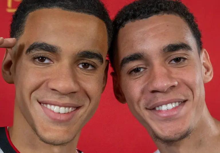 Der-deutsche-Nationalspieler-Jamal-Musiala-r-steht-waehrend-eines-Pressetermins-neben-seiner-Madame-Tussauds-Wachsfigur