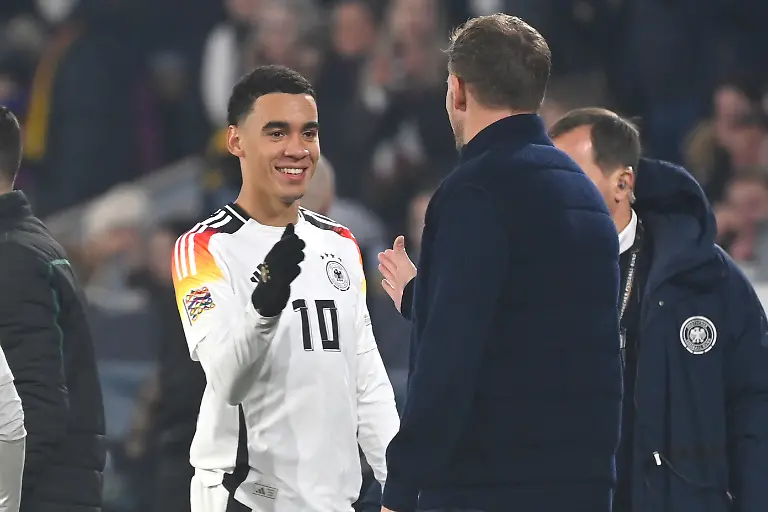 Bundestrainer-Julian-NAGELSMANN-GER-mit-Jamal-MUSIALA-GER-nach-Auswechslung-Fussball-UEFA-Nations-League-Deutschland-GER-Bosnien-Herzegowina-BIH-7-0-am-16-10