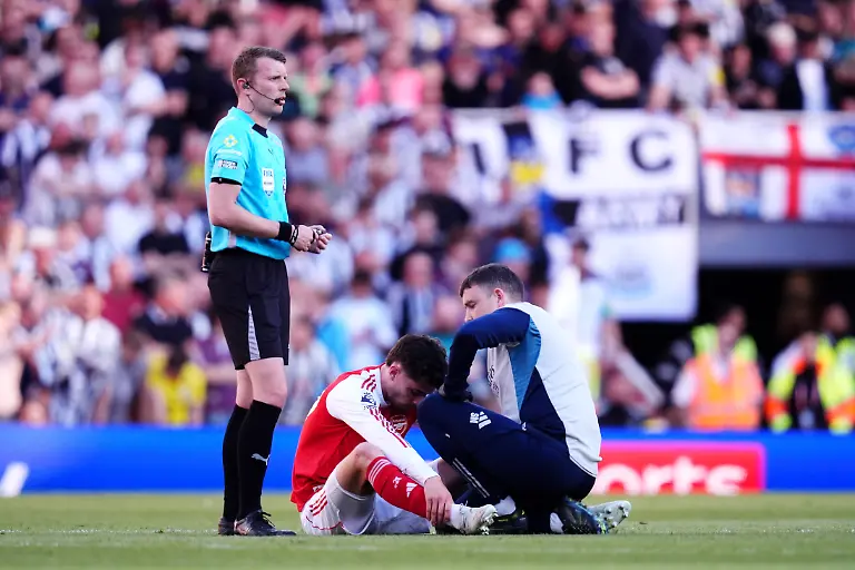 Fussball-Maenner-Premier-League-England-34-Spieltag-FC-Arsenal-Newcastle-United-Kai-Havertz-von-Arsenal-wird-vom-medizinischen-Personal-behandelt-nachdem-er-waehrend-des-Premier-League-Spiels-im-Emirates-Stadium-in-London-verletzt-zu-Boden-gegangen-ist-EINSCHRAeNKUNGEN-AUSSCHLIESSLICH-EDITORIALE-VERWENDUNG-Keine-Verwendung-mit-nicht-genehmigten-Audio-Video-Daten-Spielplaenen-Vereins-Ligalogos-oder-Live-Diensten-Die-Online-Nutzung-waehrend-des-Spiels-ist-auf-120-Bilder-beschraenkt-keine-Videoemulation-Keine-Verwendung-fuer-Wetten-Spiele-oder-Veroeffentlichungen-ueber-einzelne-Vereine-Ligen-Spieler