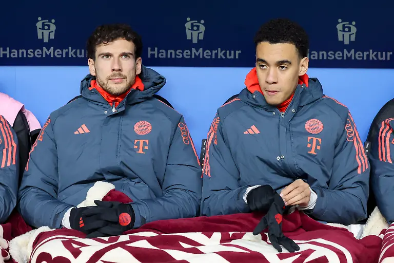 Leon-Goretzka-FC-Bayern-Muenchen-und-Jamal-Musiala-FC-Bayern-Muenchen-sitzen-auf-der-Bank-Bundesliga-Hamburger-SV-v-FC-Bayern-Muenchen-Volksparkstadion-am-31-January-2026-in-Hamburg-Deutschland-Foto-von-Marco-Steinbrenner-DeFodi-Images-Leon-Goretzka-FC-Bayern-Muenchen-und-Jamal-Musiala-FC-Bayern-Muenchen-sit-on-the-bench-Bundesliga-Hamburger-SV-v-FC-Bayern-Muenchen-Volksparkstadion-January-31-2026-in-Hamburg-Germany-Photo-by-Marco-Steinbrenner-DeFodi-Images-DFL-regulations-prohibit-any-use-of-photographs-as-image-sequences-and-or-quasi-video