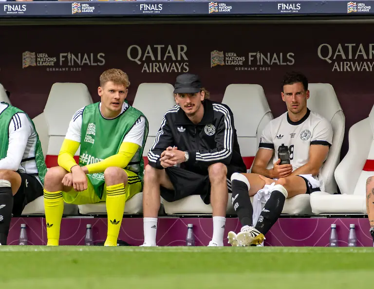 08-06-2025-Fussball-UEFA-Nations-League-2024-25-Spiel-um-Platz-3-Deutschland-Frankreich-in-der-MHP-Arena-Stuttgart-Ersatzbank-v-li-Torwart-Alexander-Nuebel-Deutschland-Nick-Woltemade-Deutschland-Leon-Goretzka-Deutschland