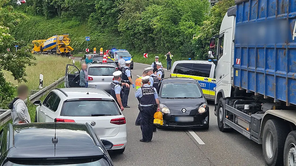 Der-Fahrer-und-die-beiden-Insassen-wurden-vorlaeufig-festgenommen