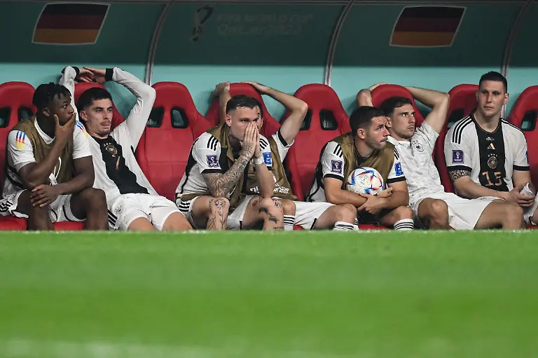 Fussball-WM-2022-in-Katar-Costa-Rica-Deutschland-Vorrunde-Gruppe-E-Spieltag-3-im-Al-Bait-Stadion-Deutschlands-Spieler-vl-Armel-Bella-Kotchap-Kai-Havertz-David-Raum-Christian-Guenter-Leon-Goretzka-und-Niklas-Suele-sitzen-nach-dem-Spiel-auf-der-Ersatzbank