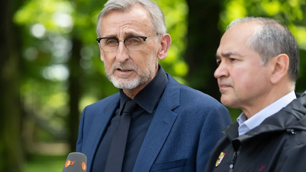 Einen-Tag-nach-dem-Einsturz-war-unter-anderem-Innenminister-Schuster-an-der-Unfallstelle