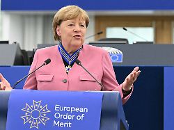 Altkanzlerin mahnt in Straßburg: EU verleiht Merkel höchsten Verdienstorden