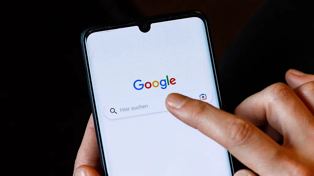 DEU-Deutschland-ILLUSTRATION-10-02-2023-Symbolfoto-Google-Suche-ein-Screenshot-des-online-Suchd-Dienstes-Google-ist-symbolisch-auf-dem-Display-eines-Smartphones-zu-sehen