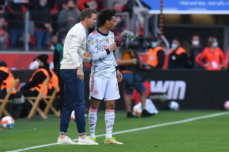 Fussball-1-Bundesliga-8-Spieltag-Bayer-04-Leverkusen-FC-Bayern-Muenchen-am-17-10-2021-in-der-BayArena-in-Leverkusen-Julian-Nagelsmann-Trainer-Cheftrainer-Muenchen-links-Leroy-Sane-Muenchen-rechts-DFL-regulations-prohibit-any-use-of-photographs-as-image-sequences-and-or-quasi-video