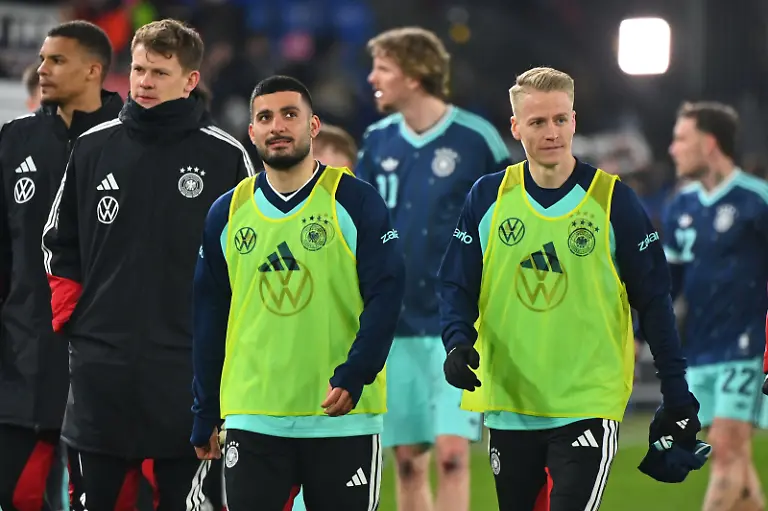 v-re-Chris-FUEHRICH-GER-Deniz-UNDAV-GER-Torwart-Alexander-NUEBEL-GER-nach-Spielende-Fussball-Laenderspiel-Schweiz-Deutschland-3-4-am-27-03-2026-St