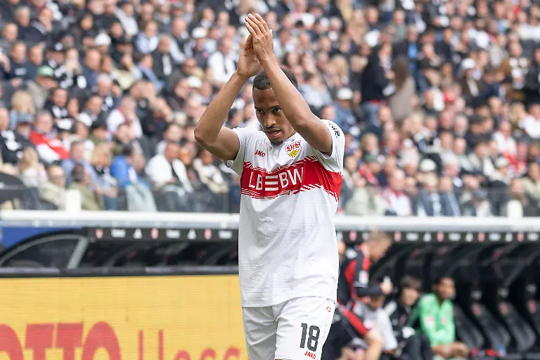 Jamie-Leweling-Stuttgart-18-applaudiert-klatscht-Freisteller-Portrait-Portraet-Eintracht-Frankfurt-Stuttgart-Frankfurt-Deutsche-Bank-Park-16-5