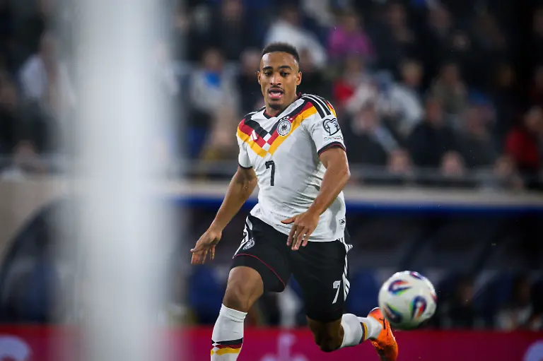 Jamie-Leweling-of-Germany-controls-the-ball-GES-Fussball-WM-2026-Qualifikation-Luxemburg-Deutschland-14-11
