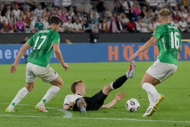 v-li-im-Bild-Paddy-McNair-Nordirland-17-foult-Maximilian-Beier-Deutschland-9-Alistair-McCann-Nordirland-16-07-09