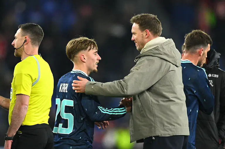 Fussball-Maenner-Laenderspiele-Schweiz-Deutschland-St-Jakob-Park-Bundestrainer-Julian-Nagelsmann-Deutschland-spricht-mit-Lennart-Karl-Deutschland-nach-dem-Abpfiff