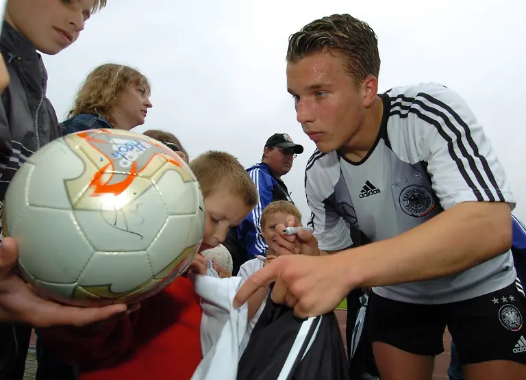 Stuermer-Lukas-Podolski-r-gibt-am-04-06-2004-im-Elztal-Stadion-in-Waldkirch-Schwarzwald-nach-dem-Training-der-deutschen-Fussball-Nationalmannschaft-Autogramme-fuer-die-Fans
