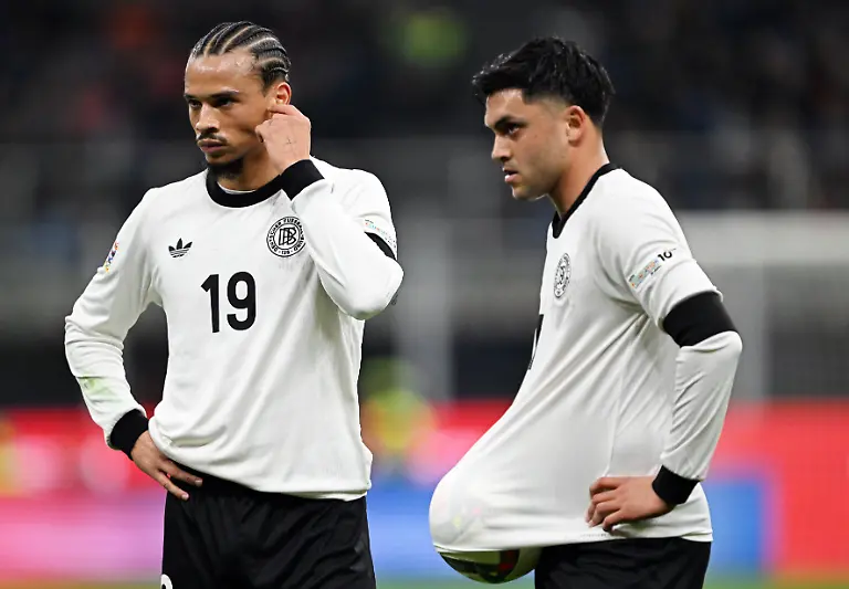 Fussball-Nations-League-A-Italien-Deutschland-Play-off-Runde-Viertelfinale-Hinspiele-Stadio-Giuseppe-Meazza-Deutschlands-Spieler-Leroy-Sane-l-und-Nadiem-Amiri-reagieren