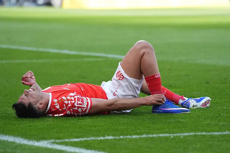 Nadiem-Amiri-1-FSV-Mainz-05-ist-verletzt-und-hat-Schmerzen-waehrend-Bayern-einfach-weiterspielt-25-04-2026-1-FSV-Mainz-05-vs-FC-Bayern-Muenchen-MEWA-Arena-Bundesliga-31-Spieltag-Foto-Marc-Schueler-Sportpics-de-Nur-fuer-journalistische-Zwecke-Only-for-editorial-use