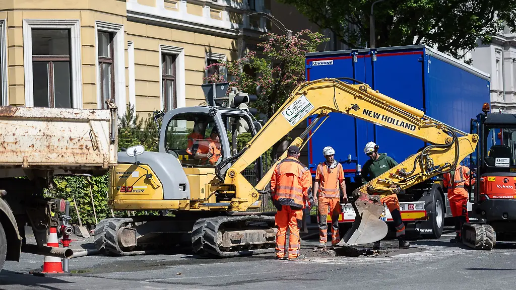 Viele-Truemmerteile-mussten-per-Hand-weggeraeumt-werden-um-nach-moeglichen-Opfern-suchen-zu-koennen