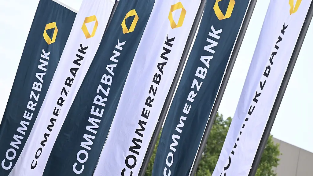 Schon-bei-der-Commerzbank-Hauptversammlung-2025-war-eine-drohende-Uebernahme-durch-die-Unicredit-ein-Thema