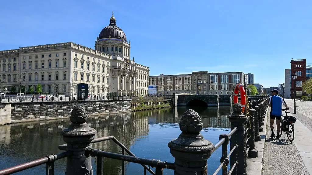 Der-Verein-Flussbad-Berlin-macht-sich-fuer-eine-Pilotbadestelle-am-Spreekanal-stark