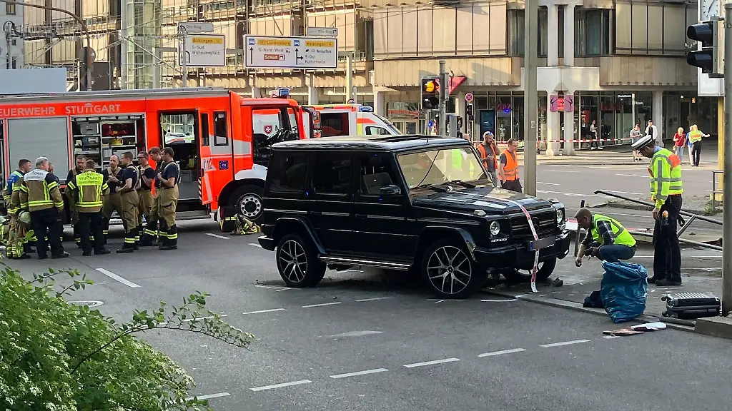 Der-Fahrer-war-in-der-Stuttgarter-Innenstadt-mit-seinem-Gelaendewagen-von-der-Strasse-abgekommen