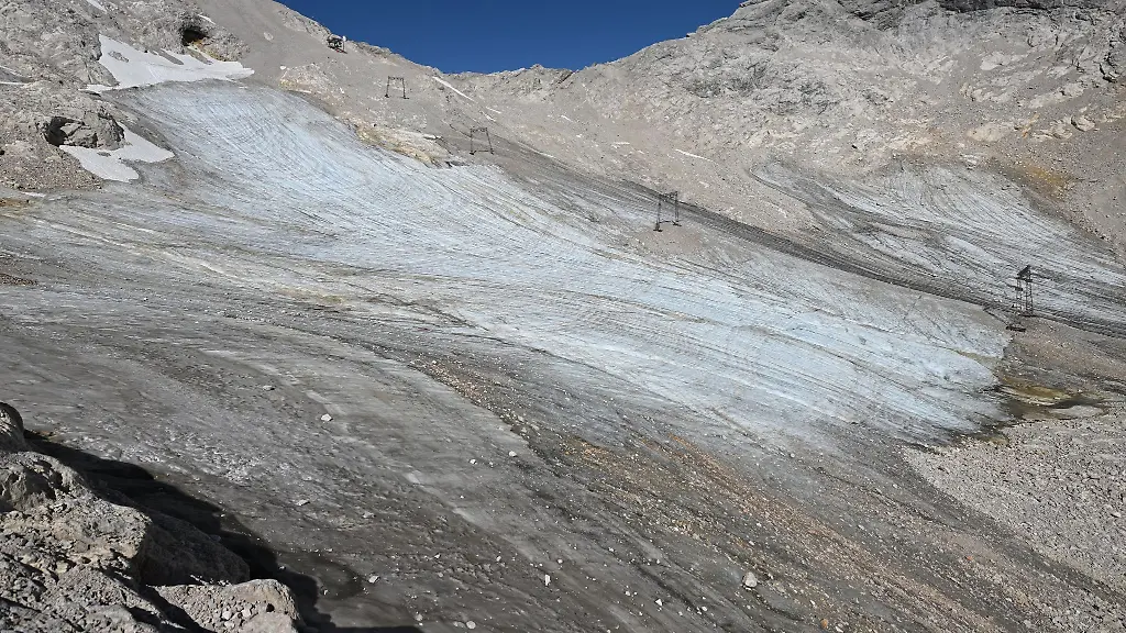 Auf-Deutschlands-hoechstem-Berg-der-Zugspitze-zeigt-sich-eindrucksvoll-wie-die-Erderwaermung-auch-Bayern-veraendert-Die-Gletscher-schmelzen-in-Rekordzeit