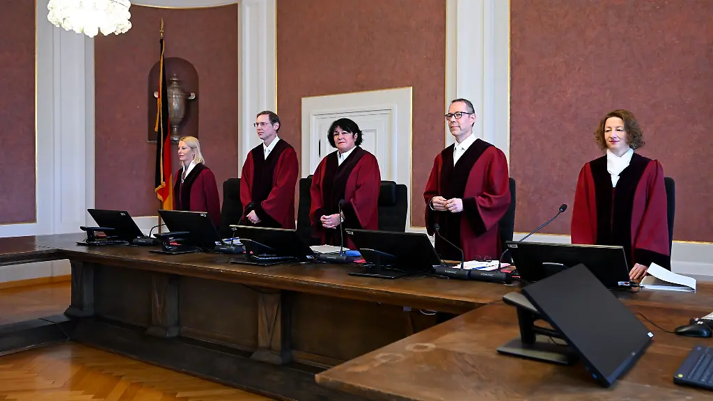 Die-Bundesrichter-haben-das-Wort-Der-II-Senat-des-Bundesfinanzhofs-in-Muenchen-entscheidet-ueber-zwei-Klagen-gegen-die-Neuregelung-der-Grundsteuer-im-Suedwesten-In-der-Mitte-die-Vorsitzende-Franceska-Werth