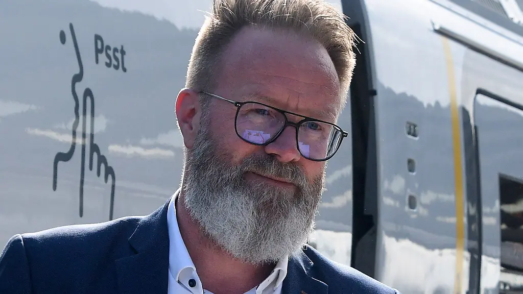Verkehrsminister-Claus-Ruhe-Madsen-CDU-nennt-die-Bahnstrecke-eine-Lebensader-Sylts-zum-Festland