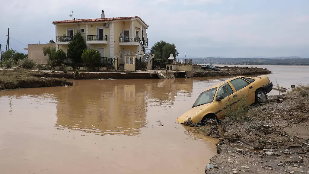 Ein-Sturm-trifft-Griechenland-so-heftig-dass-Autos-ins-Meer-gespuelt-werden