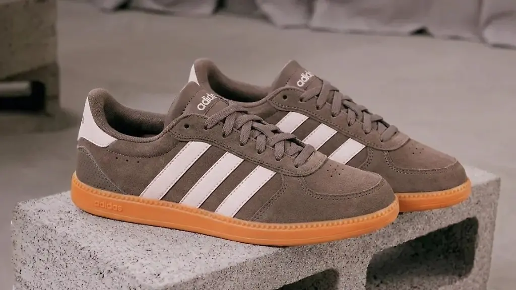 Der-Adidas-Breaknet-Sleek-passt-optimal-in-den-Sommer