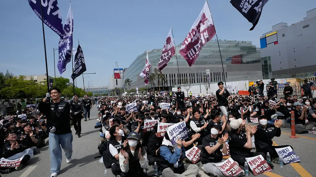 Mitglieder-der-Gewerkschaft-von-Samsung-Electronics-demonstrieren-im-April-vor-dem-Computerchip-Komplex-des-Unternehmens-im-suedkoreanischen-Pyeongtaek-fuer-hoehere-Praemien