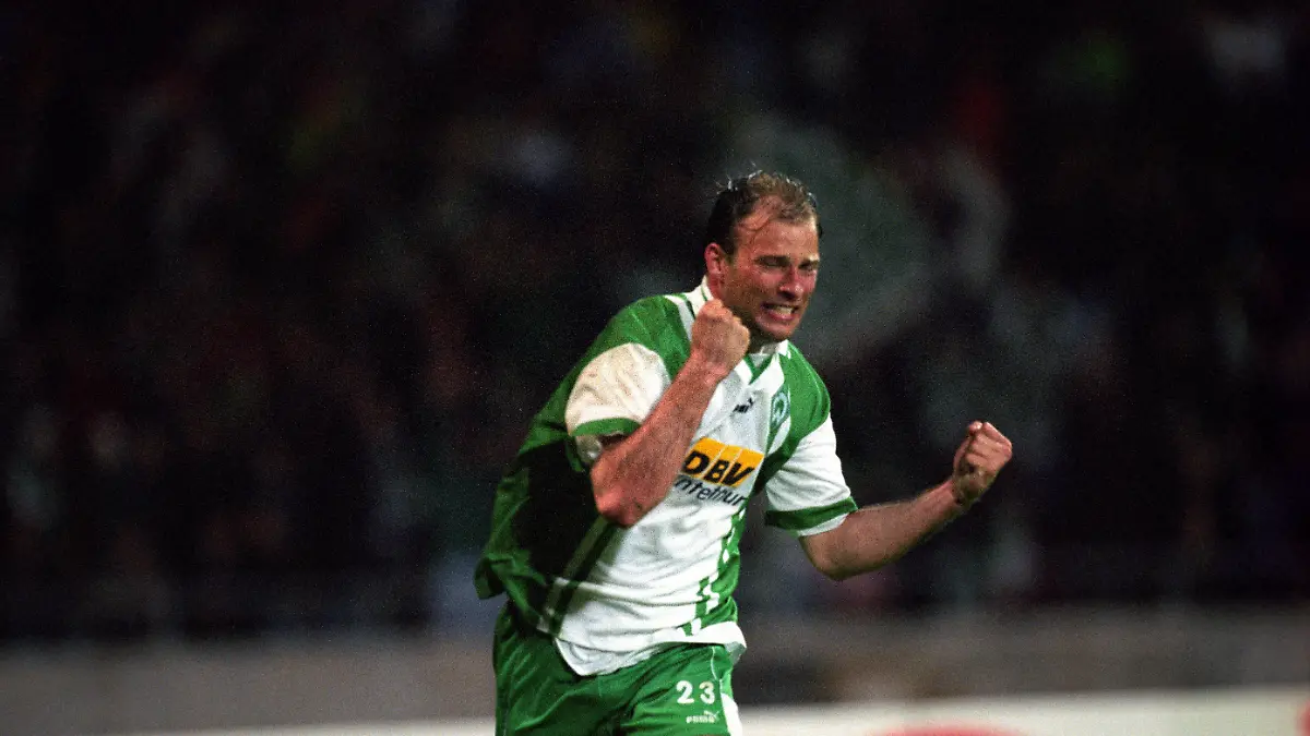 Torschuetze-Arie-van-Lent-SV-Werder-Bremen-jubelt-Scorer-Arie-van-Lent-SV-Werder-Bremen-cheering