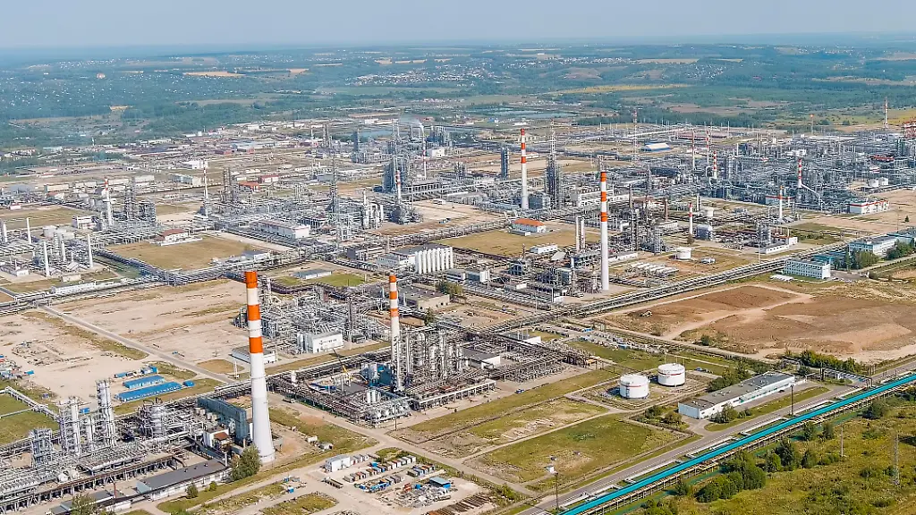 Kstovo-Nizhny-Novgorod-region-Russia-Oil-refinery-on-the-M7-Volga-highway