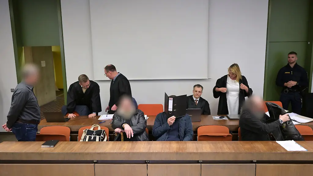 Vier-Maenner-stehen-derzeit-vor-Gericht