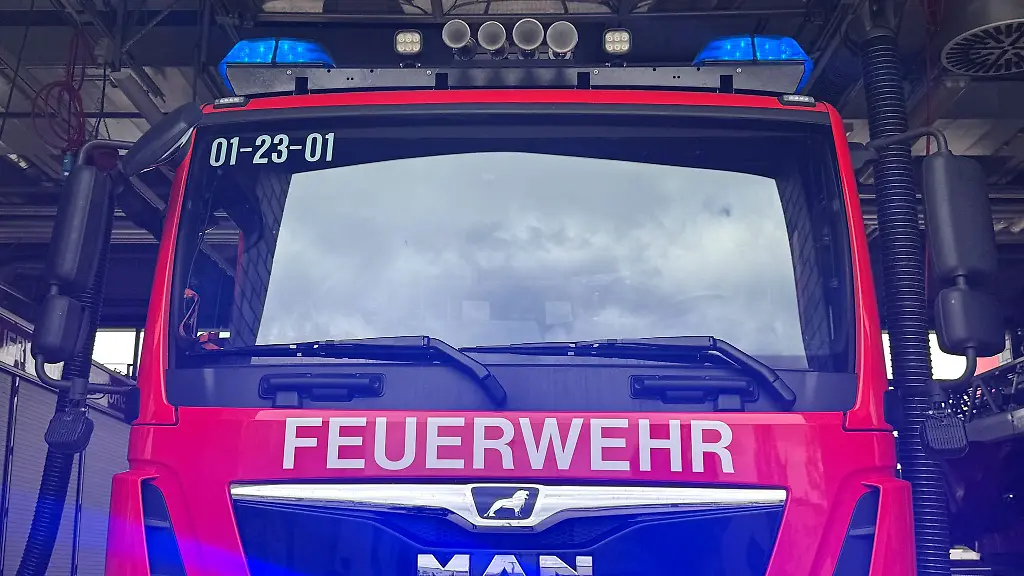Die-Flammen-schienen-schon-geloescht-als-sie-sich-in-dem-Haus-weiter-ausbreiteten-Die-Feuerwehr-ist-seit-mehreren-Stunden-im-Einsatz