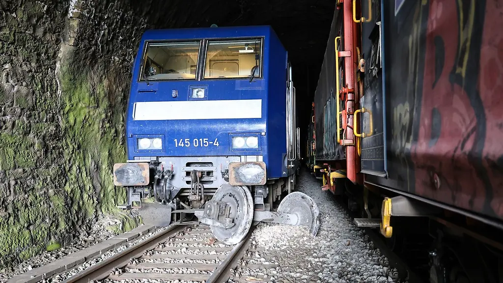 Bei-Plettenberg-im-Sauerland-ist-nach-einem-Gueterzug-Unfall-eine-Bahnstrecke-gesperrt