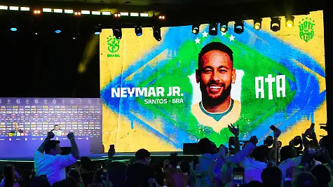 18-05-2026-Brasilien-Rio-de-Janeiro-Auf-einem-Bildschirm-ist-ein-Bild-von-Neymar-zu-sehen-nachdem-Trainer-Carlo-Ancelotti-l-ihn-in-den-Kader-Brasiliens-fuer-die-FIFA-Fussball-Weltmeisterschaft-2026-in-Rio-de-Janeiro-aufgenommen-hat