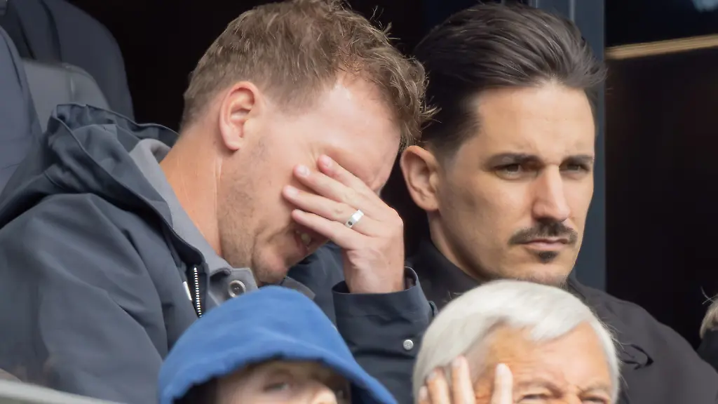 Bundestrainer-Julian-Nagelsmann-und-Co-Trainer-Benjamin-Huebner-auf-der-Ehrentribuene-Bundesligaspiel-zwischen-Eintracht-Frankfurt-und-dem-VfB-Stuttgart-am-16-Mai-2026-im-Deutsche-Bank-Park-in-Frankfurt-am-Main