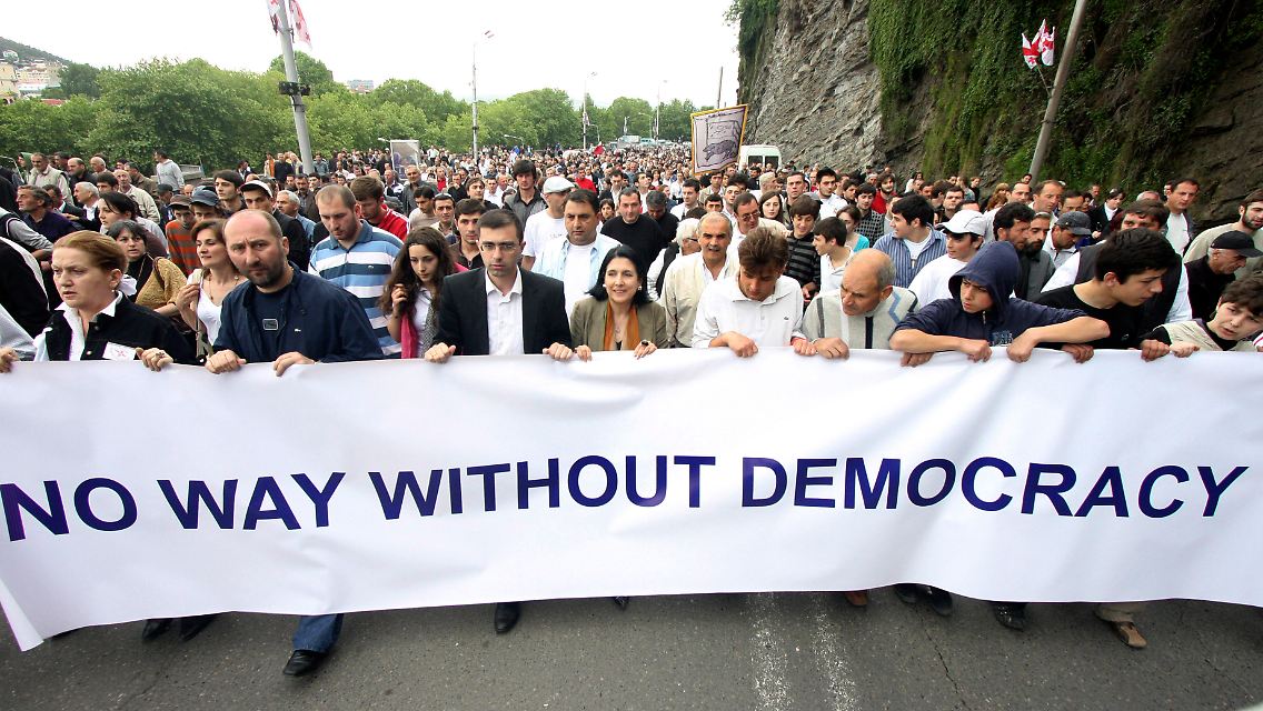 An der Demonstration zum Stadtzentrum von Tiflis nehmen 50.000 Menschen teil.