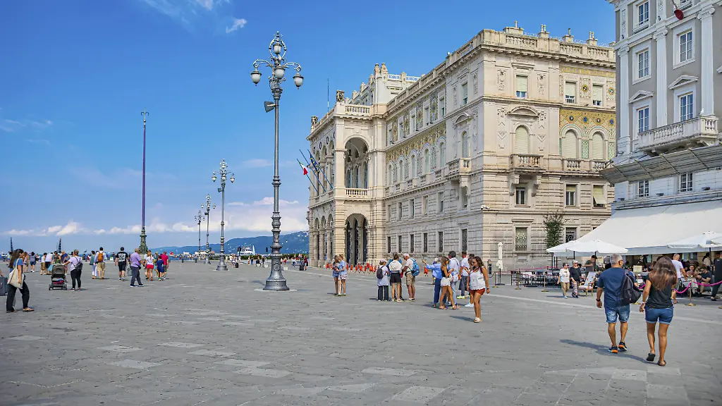Piazza-Unita-dItalia-von-Triest-Friaul-Julisch-Venetien-Italien-Piazza-Unita-dItalia-in-Trieste-Friuli-Venezia-Giulia-Italy-Copyright-imageBROKER-ValxThoermer-iblvth15132037