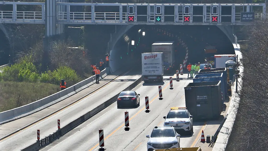 Ein-defekter-Luefter-bremst-den-Verkehr-am-Engelbergtunnel-aus