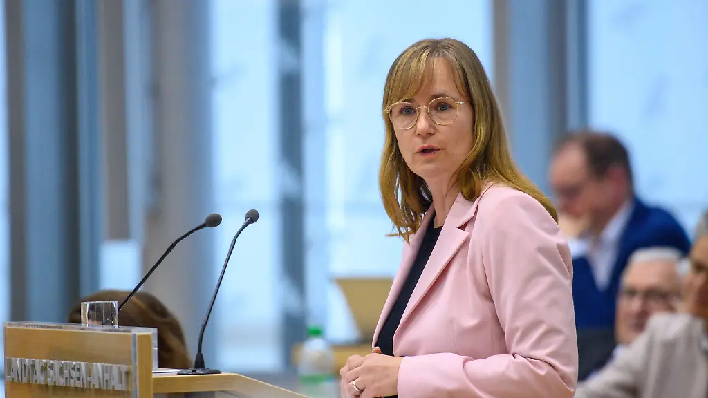 Die-Linken-Politikerin-Eva-von-Angern-will-die-Landesregierung-in-die-Pflicht-nehmen